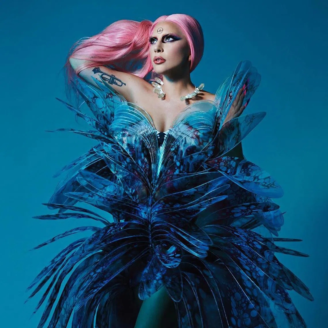 ACIRIS13 - Lady Gaga no Sensorial Seas Couture, do Iris Van Herpen, para o lançamento do álbum Chromatica. Crédito: Iris van Herpen