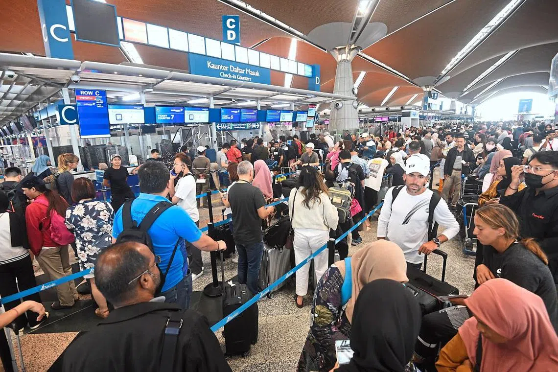 Hundreds of peoples were seen forming  long lines at KLIA, after flights to Sabah and Sarawak were cancelled following the Mount Ruang Volcanic eruption.