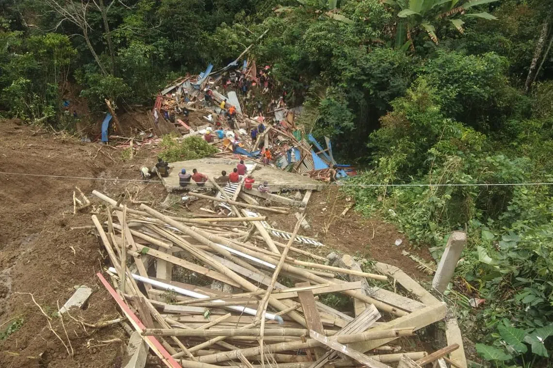 This handout photo released on April 14, 2024 by the National Search and Rescue Agency (BASARNAS) shows a landslide site in Tana Toraja, South Sulawesi. At least 19 people have been found dead and two more are missing after a landslide in central Indonesia, local authorities said on April 14. (Photo by Handout / BASARNAS / AFP) / RESTRICTED TO EDITORIAL USE - MANDATORY CREDIT "AFP PHOTO / BASARNAS " - NO MARKETING NO ADVERTISING CAMPAIGNS - DISTRIBUTED AS A SERVICE TO CLIENTS