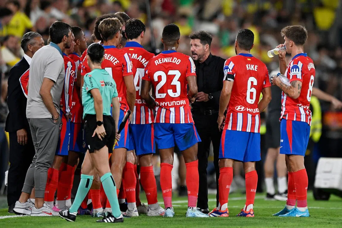 Soccer Football - LaLiga - Villarreal v Atletico de Madrid - Estadio de la Ceramica, Villarreal, Spain - August 19, 2024 Atletico Madrid coach Diego Simeone speaks to his players REUTERS/Pablo Morano