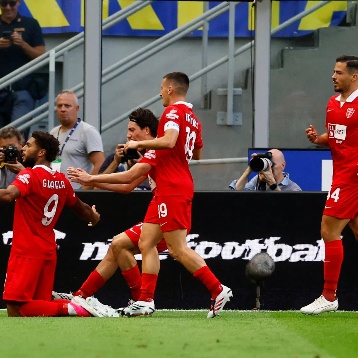 Soccer Football - Serie A - Inter Milan v Monza - San Siro, Milan, Italy - August 22, 2026 Monza's Gustavo Varela celebrates scoring their first goal with teammates REUTERS/Vincenzo Livieri