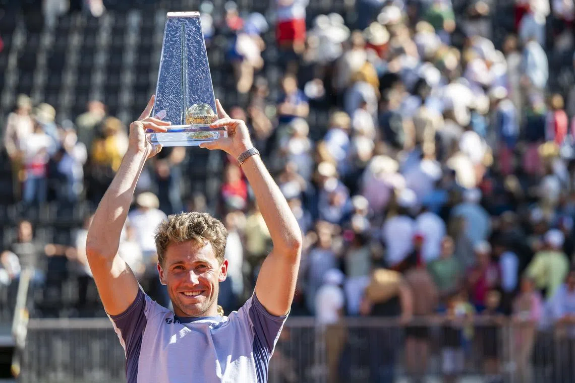epa11368750 Casper Ruud, of Norway, lifts the trophy after beating Tomas Machac, of the Czech Republic, during their Final match, at the ATP 250 Geneva Open tennis tournament in Geneva, Switzerland, 25 May 2024.  EPA-EFE/MARTIAL TREZZINI