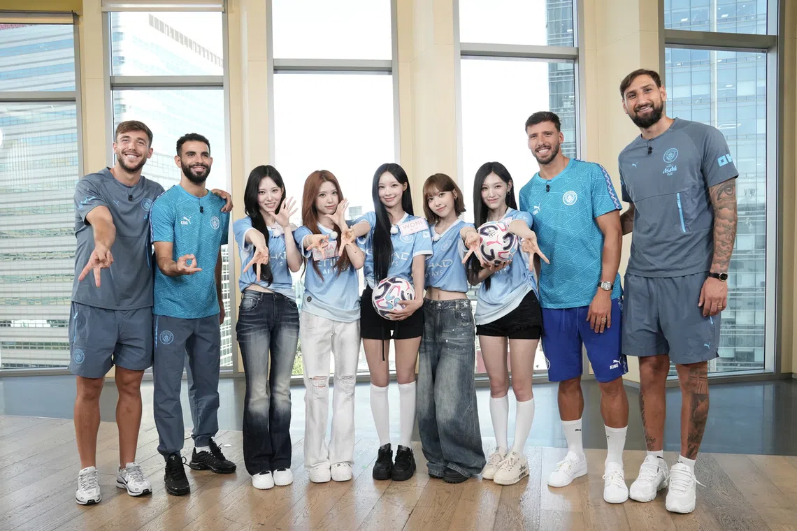 The players will also teach the singers football skills before a five-on-four match between the K-pop stars and the players.