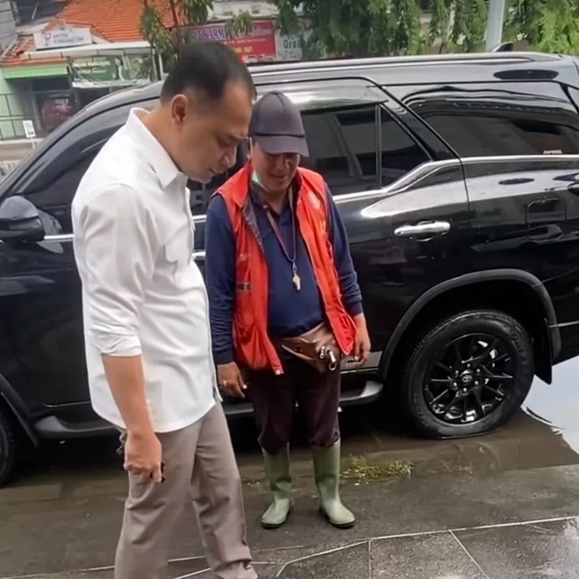 Surabaya Mayor Eri Cahyadi (in brown pants) monitoring floods in the city after heavy rain.
