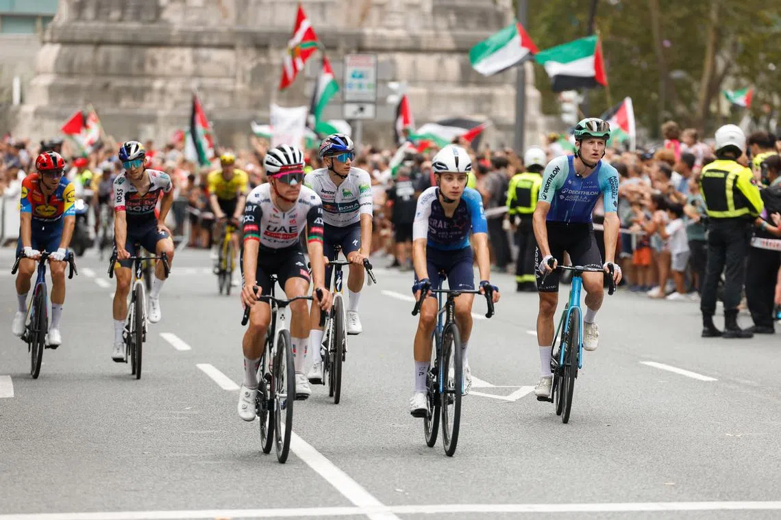 Organisers ordered the race to finish 3km from the finish line in Bilbao, due to pro-Palestinian protesters causing disruption.