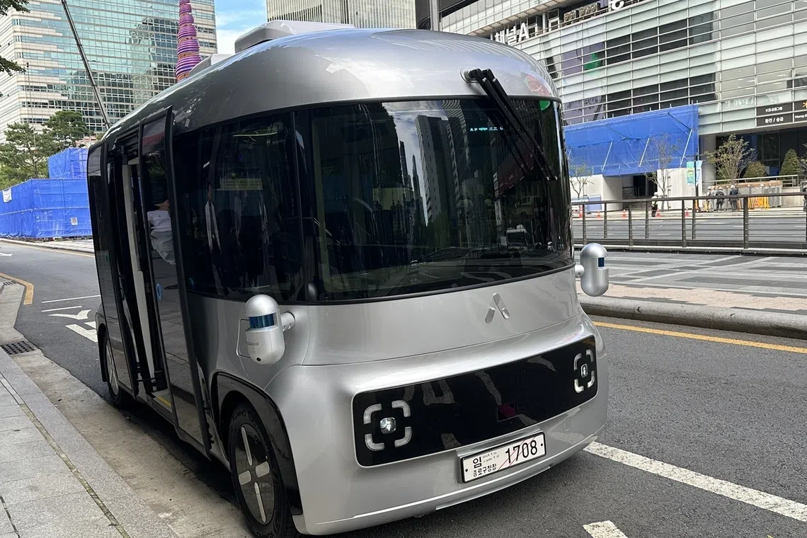 The buses will not operate on weekends and public holidays, when the Cheonggyecheon roads are designated as car-free.