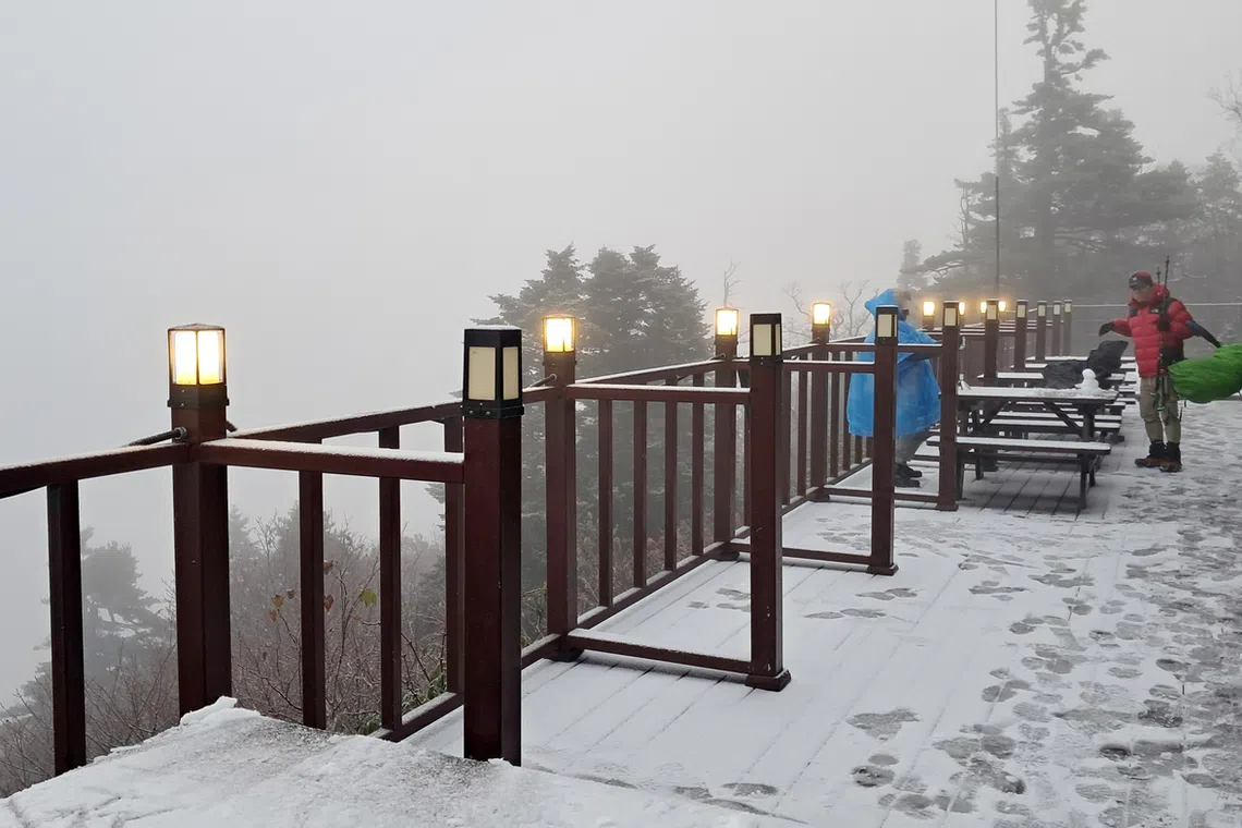 Morning temperatures at Seoraksan fell to minus 1.3 deg C at around 7am local time on Oct 20. 