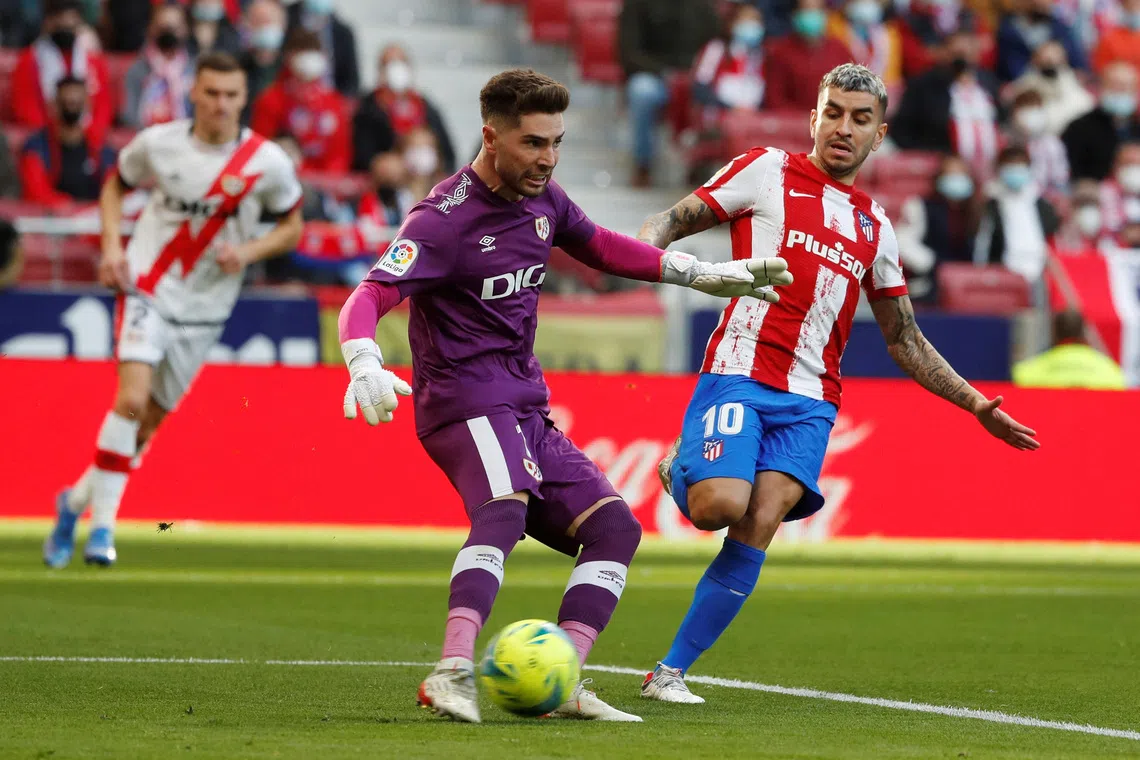 FILE PHOTO: Soccer Football - LaLiga - Atletico Madrid v Rayo Vallecano - Wanda Metropolitano, Madrid, Spain - January 2, 2022 Atletico Madrid's Angel Correa in action with Rayo Vallecano's Luca Zidane REUTERS/Susana Vera/File Photo