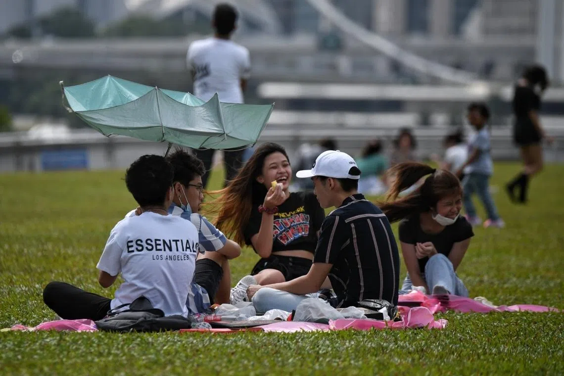 89.5 per cent of Singaporeans have at least one close friend – defined as people respondents feel at ease with and who they can talk to about private matters, or call on for help.
