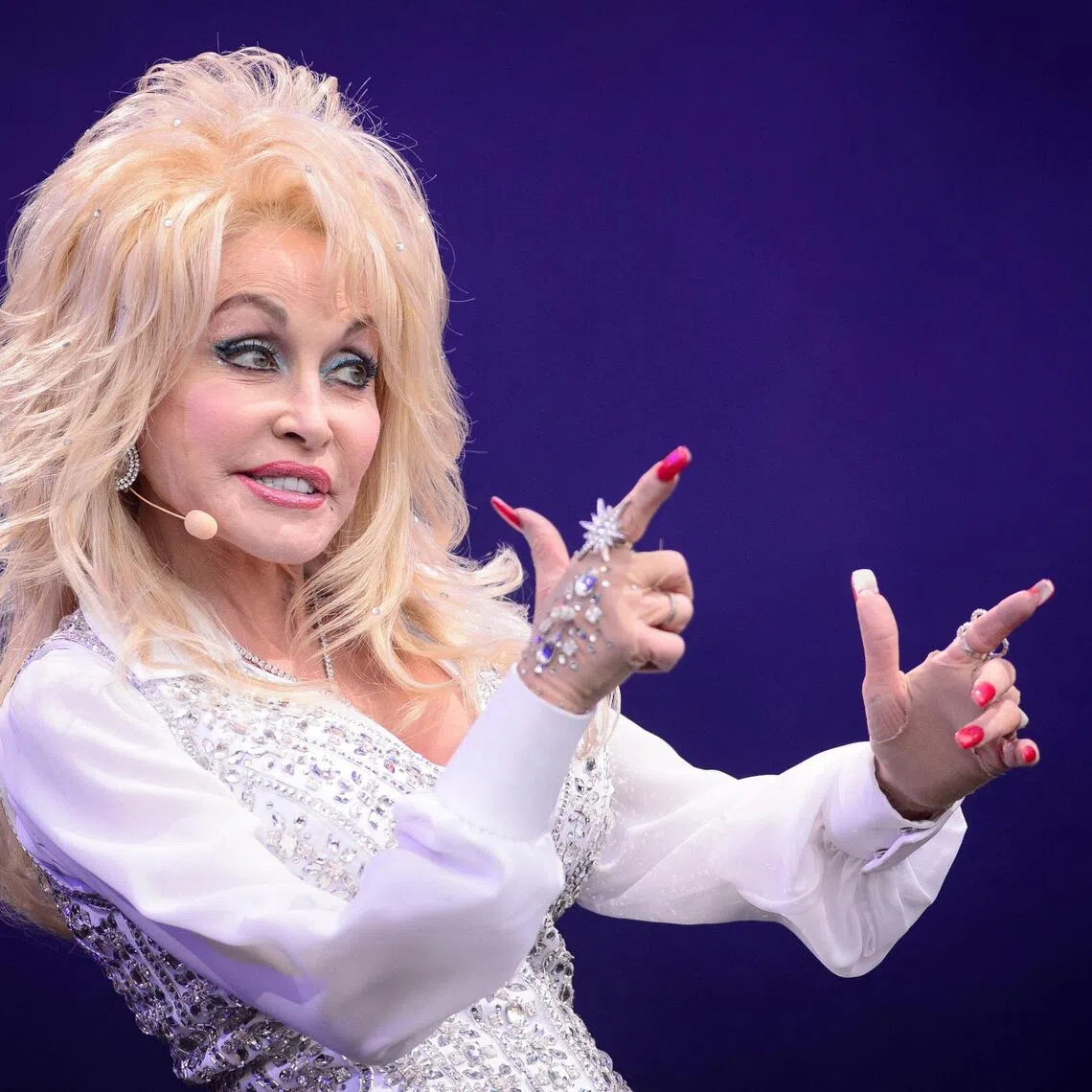 US country music singer Dolly Parton starred in the film 9 To 5 (1980) with Jane Fonda and Lily Tomlin.