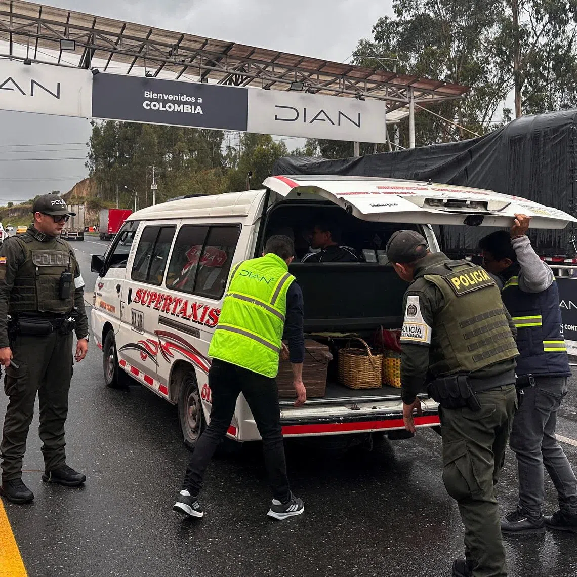 Colombian National Tax and Customs Directorate (DIAN) inspectors and Colombian police officers inspect a vehicle at the Rumichaca International Bridge, following the Ecuadorian government's announcement that it would impose tariffs of 30% starting February 1, in Ipiales, Colombia January 22, 2026. REUTERS/Camila Leon