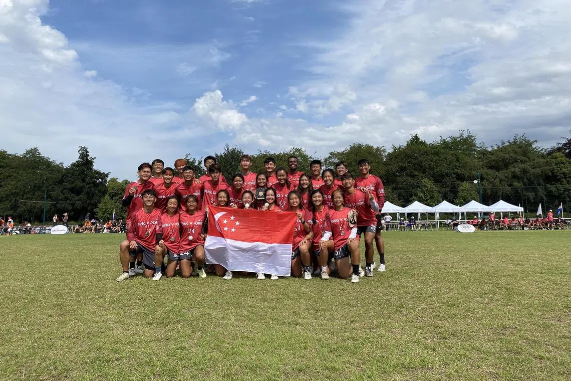 kyfrisbee08 - The Singapore mixed U24 team posing with their silver medals at the World Under-24 Ultimate Championships in Nottingham

Credit: Ultimate Players Association of Singapore (UPAS)