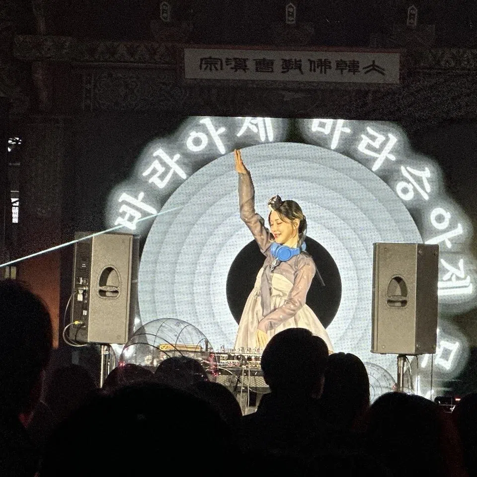 At 7pm, a monk on stage recited a passage from the Heart Sutra and minutes later, strobe lights and a DJ in hanbok took over. 