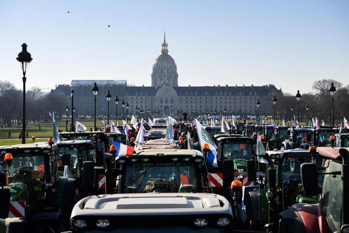 Farmer arrive with tractors at the Esplanades des Invalides during a demonstration organised by unions including FNSEA (National Federation of Farmers Union), against "obligations" in agriculture, in particular restrictions on the use of pesticides, , in Paris, on February 8, 2023. (Photo by Bertrand GUAY / AFP)