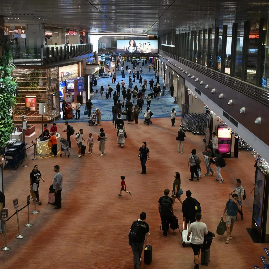 Pixgeneric / Generic pix of travellers in the transit area at the Changi Airport Terminal 1, on Nov 14, 2025.