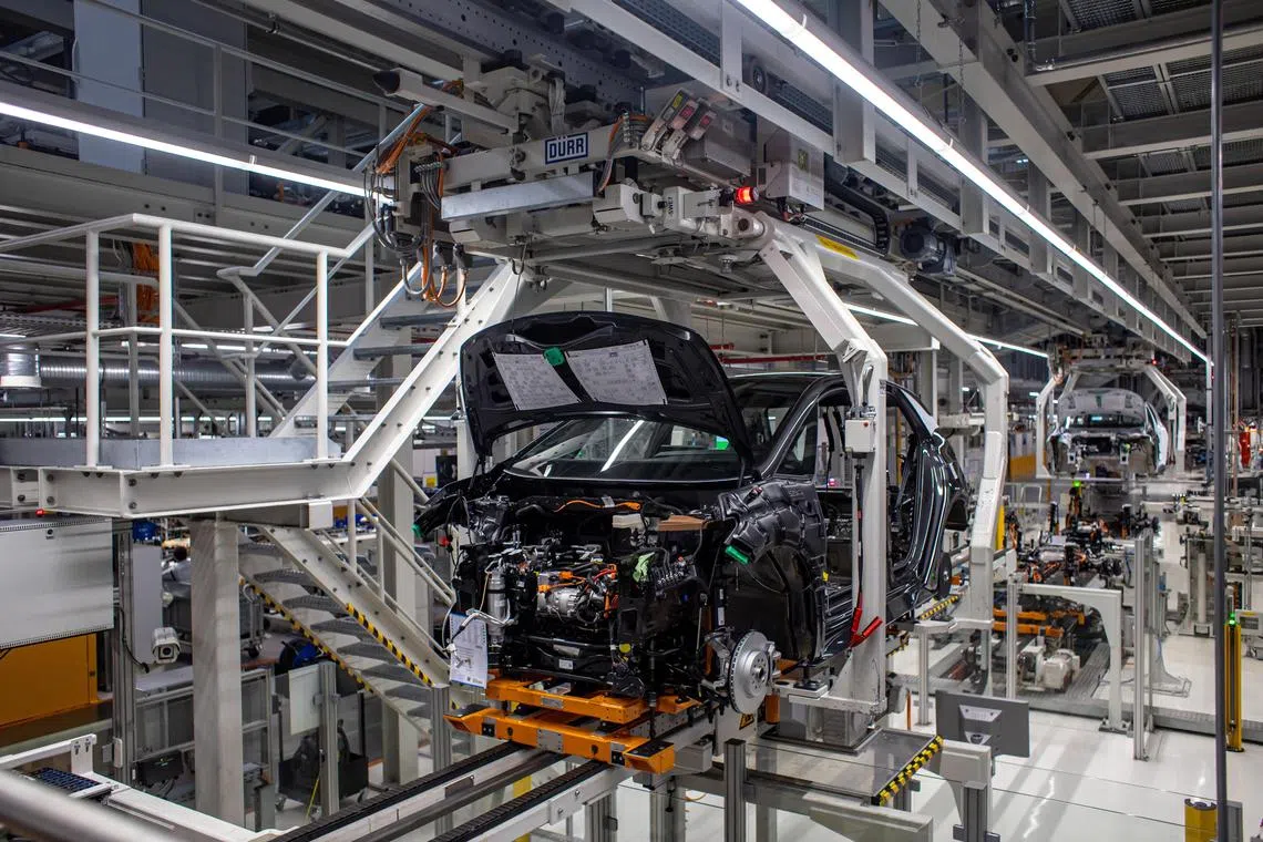 epa10650239 Robots attach a battery to an ID.3 automobile on the electric cars production line at the Volkswagen (VW) vehicle factory in Zwickau, Germany, 24 May 2023. The plant in Zwickau, completely re-equipped for electric mobility for a total of 1.2 billion euros, produces exclusively all-electric vehicles and has become the largest and highest-performance electric car plant in Europe for the Volkswagen group.  EPA-EFE/MARTIN DIVISEK