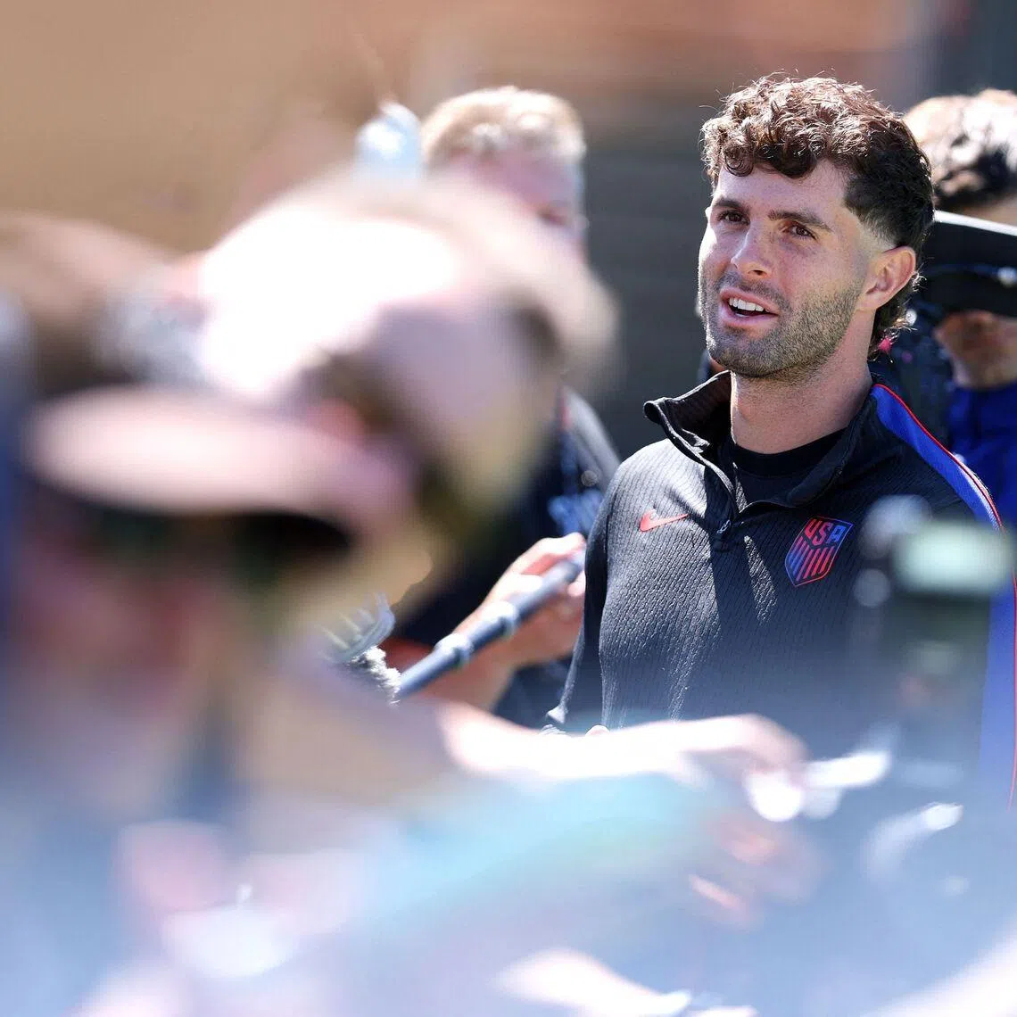 SANTA CLARA, CALIFORNIA - JUNE 30: Christian Pulisic #10 of the United States fields questions from the media during the training of United States one day ahead of the FIFA World Cup 2026 Round Of 32 match between Group D Winner and Group B/E/F/I/J Third Place at San Francisco Bay Area Stadium on June 30, 2026 in Santa Clara, California.   Jamie Squire/Getty Images/AFP (Photo by JAMIE SQUIRE / GETTY IMAGES NORTH AMERICA / Getty Images via AFP)