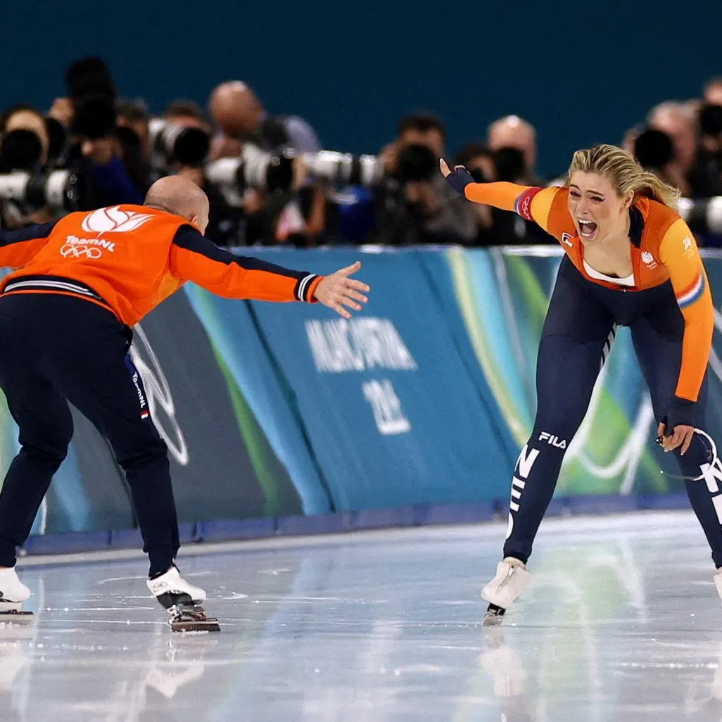 Milano Cortina 2026 Olympics - Speed Skating - Women's 1000m - Milano Speed Skating Stadium, Milan, Italy - February 09, 2026. Jutta Leerdam of Netherlands celebrates her Olympic record time and winning the women's 1000m race with her coach Kosta Poltavets. REUTERS/Yves Herman