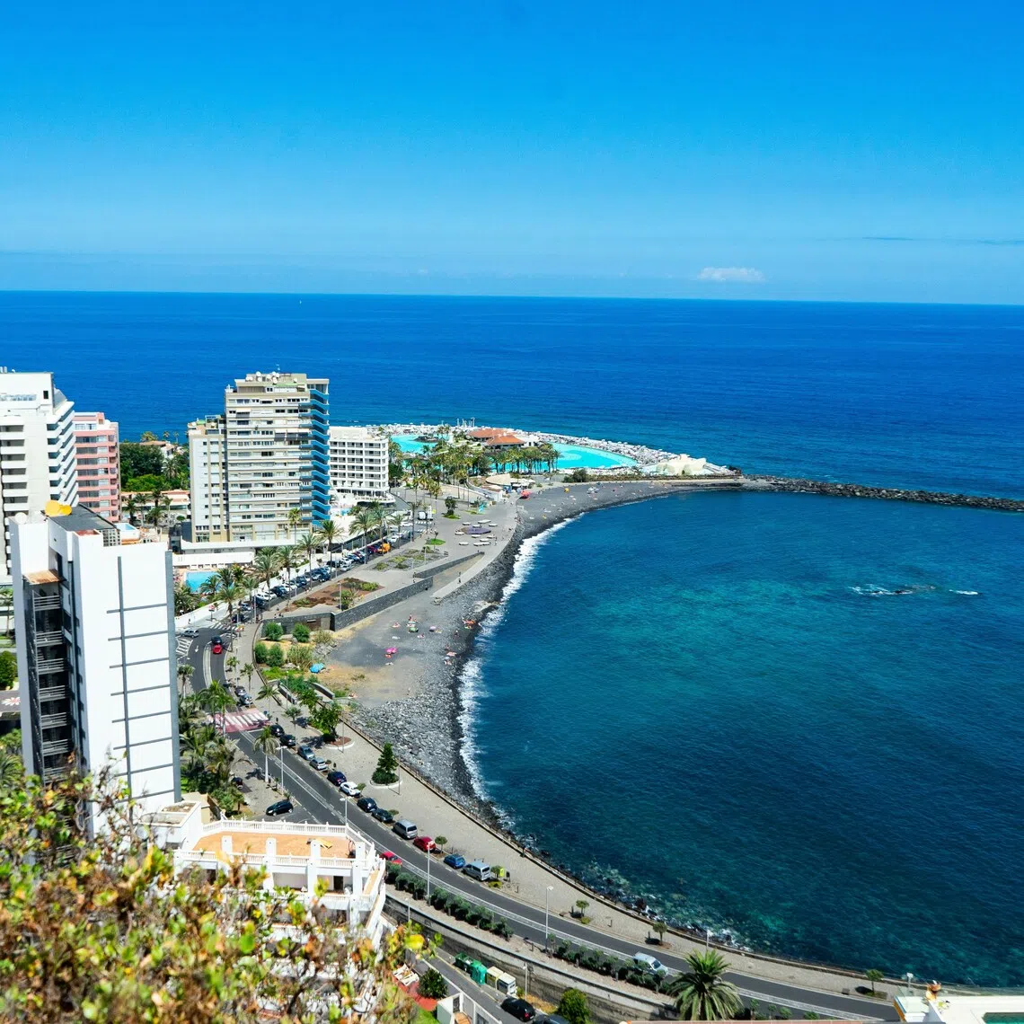  Three people died on Nov 8 in separate incidents linked to rough seas on the Spanish holiday island of Tenerife.
