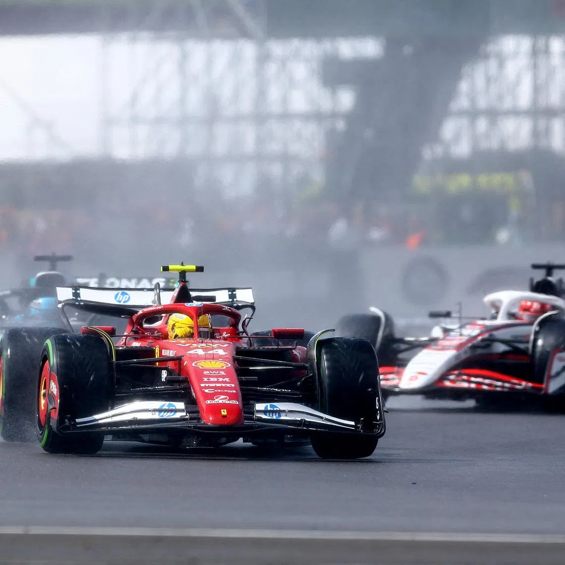 Formula One F1 - British Grand Prix - Silverstone Circuit, Silverstone, Britain - July 6, 2025 Ferrari's Lewis Hamilton, Mercedes' George Russell and Haas' Esteban Ocon in action during the race REUTERS/Andrew Boyers