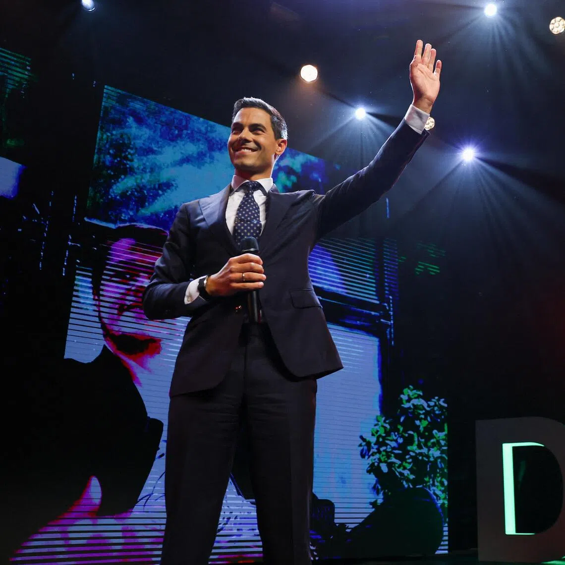 Democrats 66 (D66) party leader Rob Jetten waves as he speaks following the first exit poll result in the Dutch parliamentary elections in Leiden, Netherlands, October 29, 2025. REUTERS/Piroschka van de Wouw