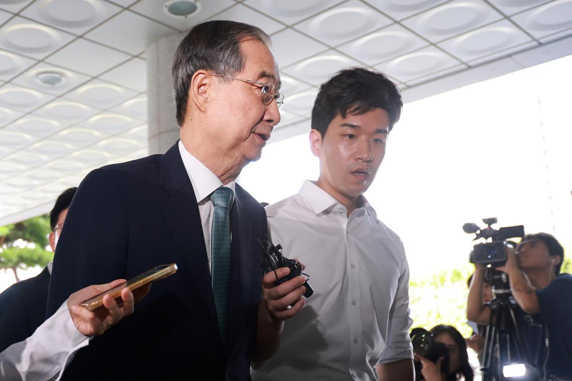 South Korean prosecutors on Aug 24 filed an arrest warrant for former prime minister Han Duck-soo.