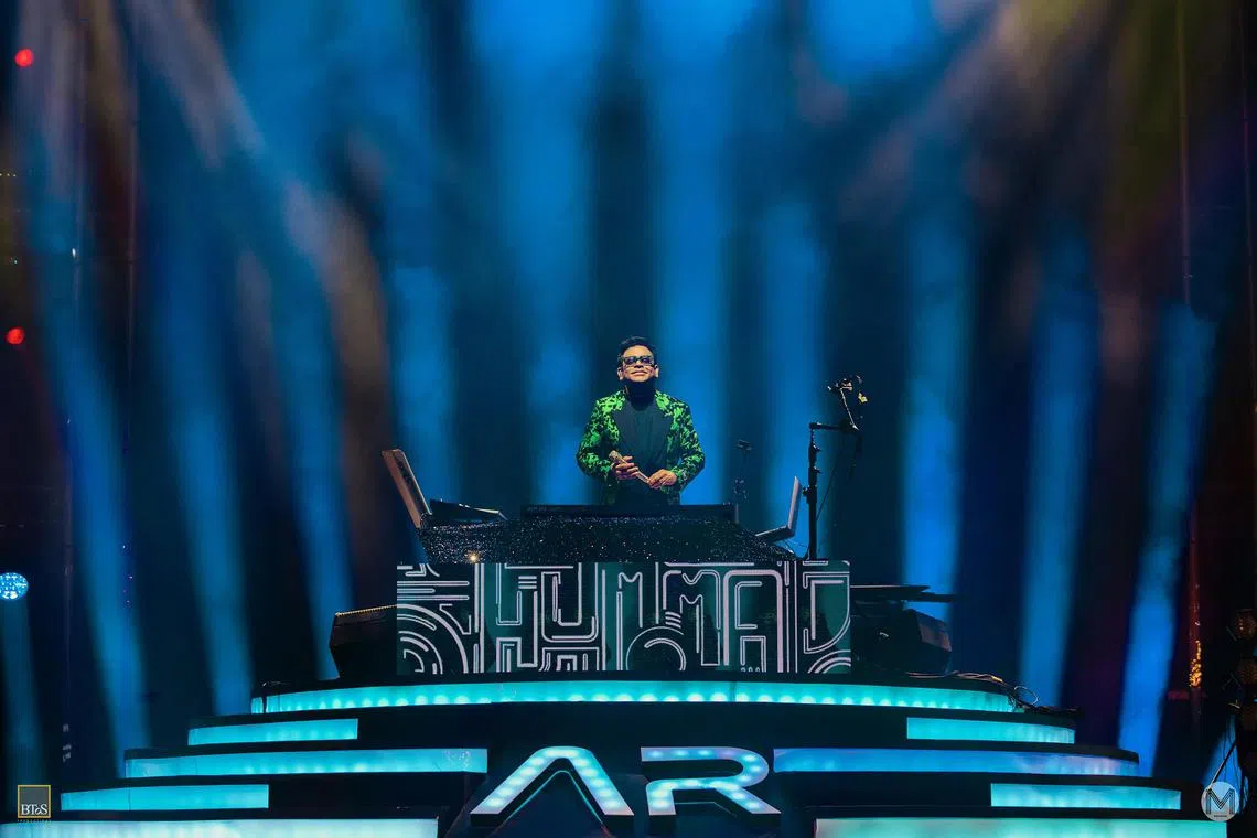 edrahman - Multi award winning Indian composer, musician and singer AR Rahman

Copyrights : PHOTO: UNUSUAL ENTERTAINMENT .
download all and put in LIFE