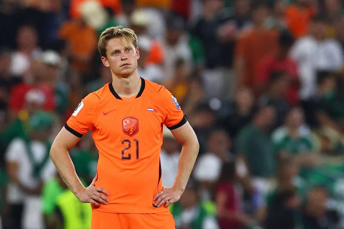 Frenkie de Jong played at the tournament with a heavy bandage on his knee.