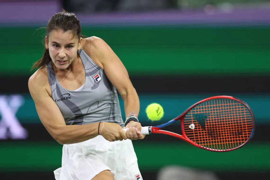 INDIAN WELLS, CALIFORNIA - MARCH 11: Emma Navarro of the United States plays a backhand against Elina Svitolina of the Ukraine in their third round match during the BNP Paribas Open at Indian Wells Tennis Garden on March 11, 2024 in Indian Wells, California.   Clive Brunskill/Getty Images/AFP (Photo by CLIVE BRUNSKILL / GETTY IMAGES NORTH AMERICA / Getty Images via AFP)