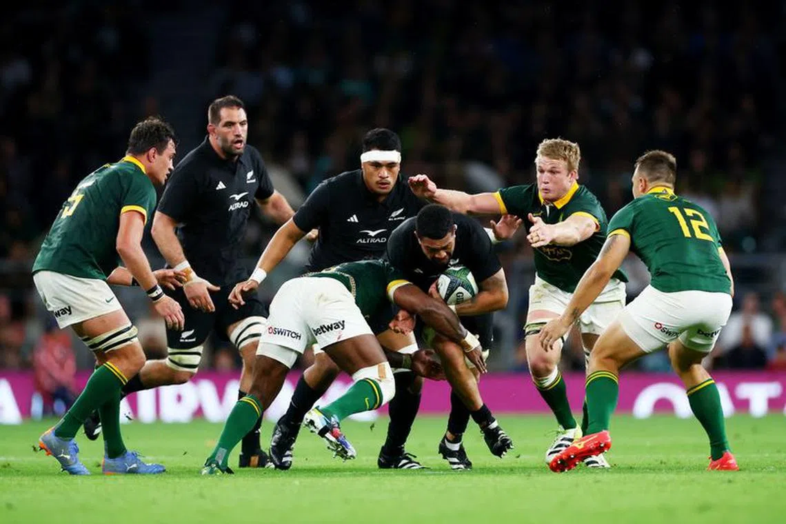 Rugby Union - New Zealand v South Africa - World Cup warm-up - Twickenham Stadium, London, Britain - August 25, 2023 New Zealand's Ardie Savea in action with South Africa's Siya Kolisi Action Images via Reuters/Matthew Childs