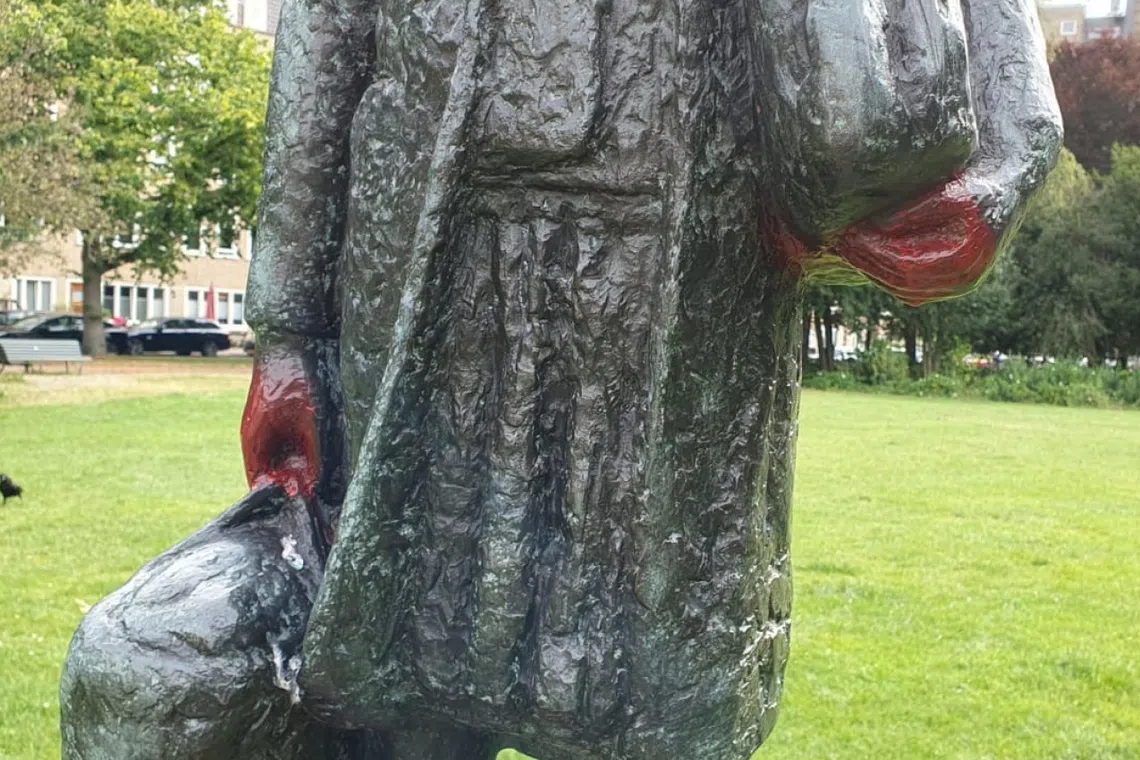 According to images published on X, the base of the statue was spray-painted with the slogan “Free Gaza”, while the girl’s hands were painted with the same blood-red colour.