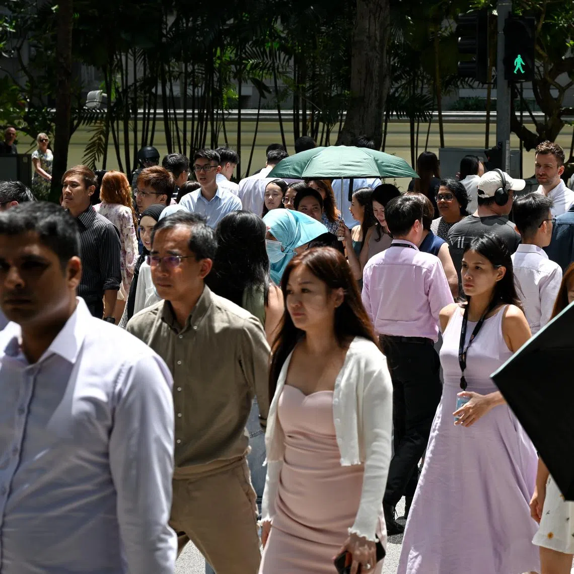 ST20240509_202463103743 Kua Chee Siong/ pixgeneric/ Generic pix of office workers, crossing a traffic junction along Church Street in the central business district (CBD), during lunch hour, under the hot noonday sun on May 9, 2024.