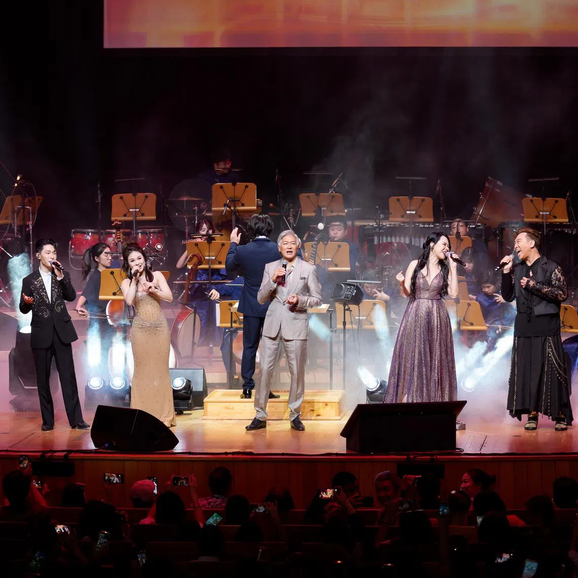 Dick Lee (centre) joins (from left) Lennerd Lim, Jessie Yeong, Skye Sirena and Wysom Wong in an encore.