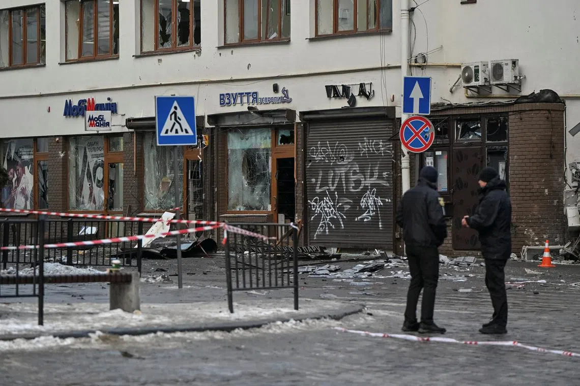 وطن نيوز – مقتل ضابط شرطة وإصابة 24 شخصا في انفجار قنبلة في مدينة لفيف الأوكرانية