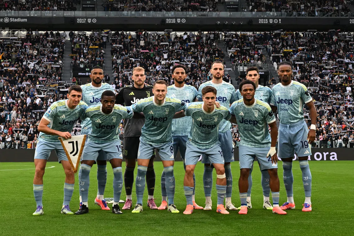 Soccer Football - Serie A -  Juventus v Atalanta - Allianz Stadium, Turin, Italy - September 27, 2025 Juventus players pose for a team group photo before the match. REUTERS/Jennifer Lorenzini