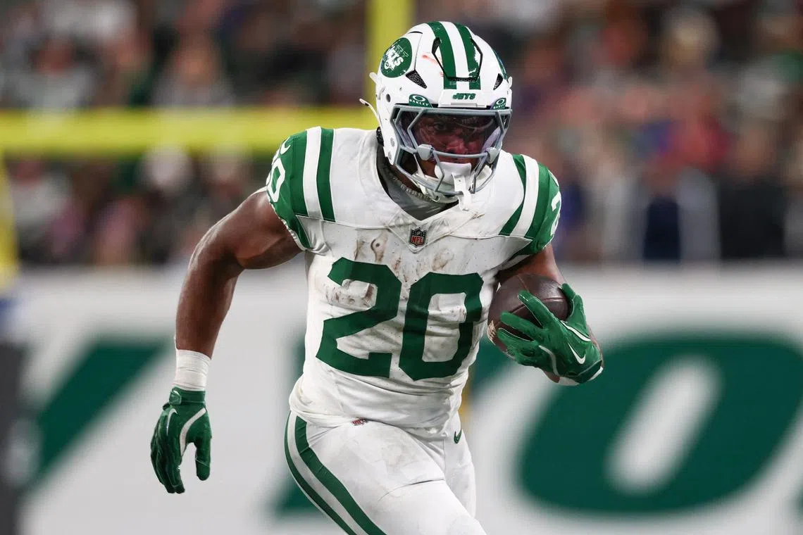FILE PHOTO: Oct 14, 2024; East Rutherford, New Jersey, USA; New York Jets running back Breece Hall (20) runs with the ball against the Buffalo Bills during the first half at MetLife Stadium. Mandatory Credit: Ed Mulholland-Imagn Images/File Photo