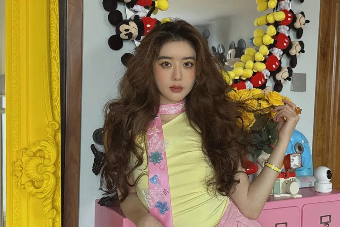 Eleanor Lee shared behind-the-scenes footage from the Chinese drama Overseas Security Officer on Xiaohongshu on July 7.