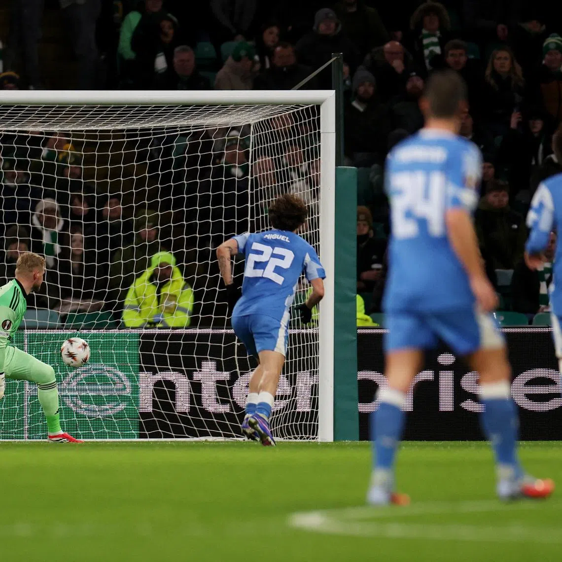 FC Utrecht's Dani de Wit scores their first goal past Celtic's Kasper Schmeichel, Soccer Football, UEFA Europa League, Celtic v FC Utrecht, Celtic Park, Glasgow, Scotland, Britain, January 29, 2026. REUTERS/Russell Cheyne