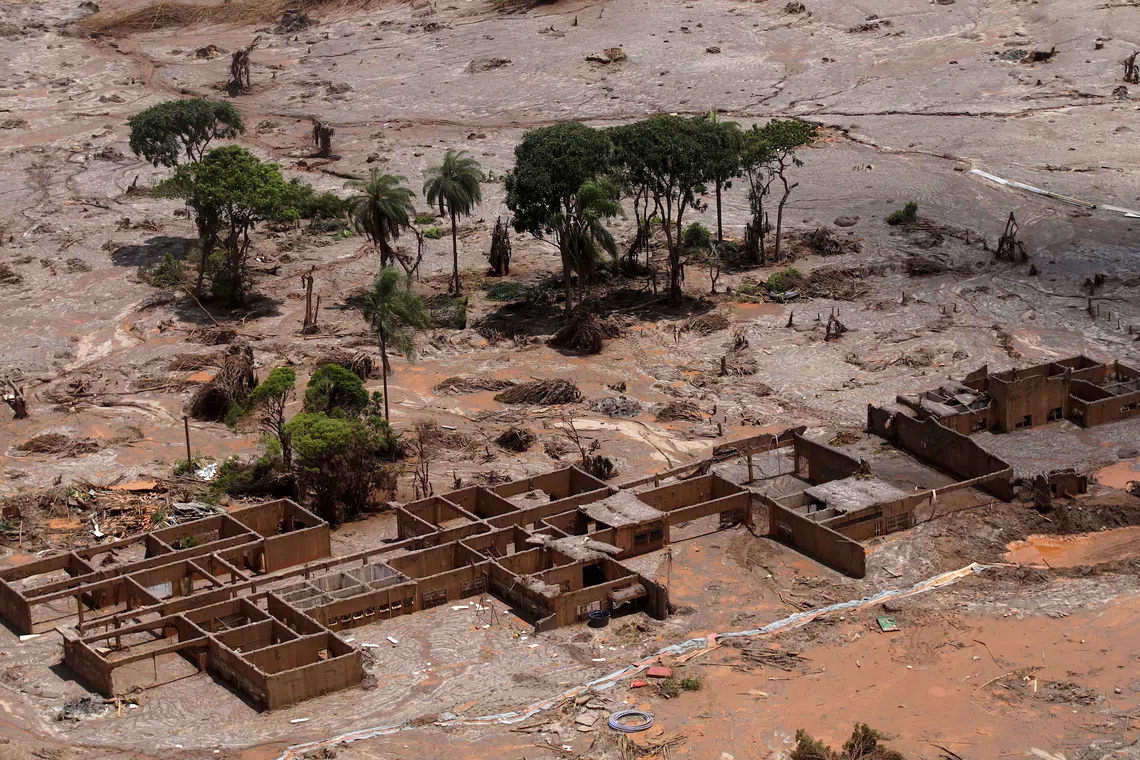 The debris of the municipal school of Bento Rodrigues district, which was covered with mud after a dam owned by Vale SA and BHP Billiton Ltd burst, is pictured in Mariana, Brazil, November 10, 2015.     REUTERS/Ricardo Moraes