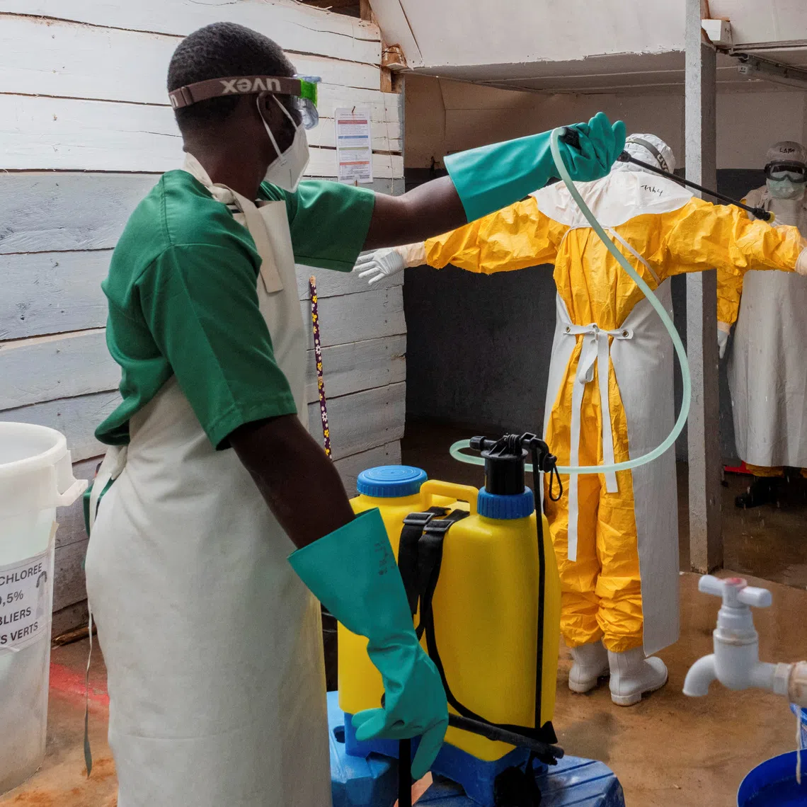 A nurse at the Kitatumba Ebola treatment center disinfects himself after treating an Ebola patient at the facility run by Medecins Sans Frontieres (MSF), as aid agencies intensify efforts to contain a new Ebola outbreak involving the Bundibugyo species, in Butembo, North Kivu province, Democratic Republic of Congo, September 23, 2026. REUTERS/Gradel Muyisa Mumbere