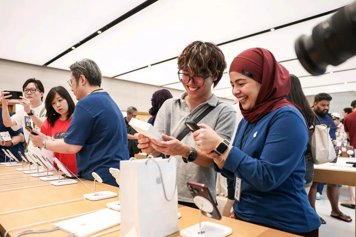 Hector Yong purchasing the iPhone 18 Pro Max on Sept 18.