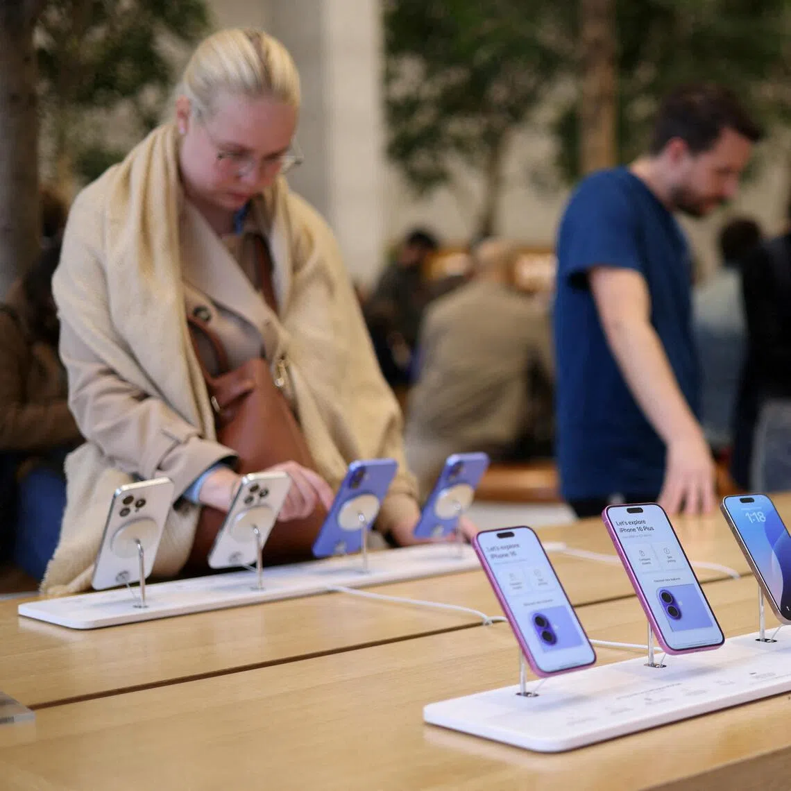 Apple smartphones displayed at a store in London. Apple and Samsung are positioned to gain market share as smaller smartphone rivals struggle or exit the market entirely, said IDC.