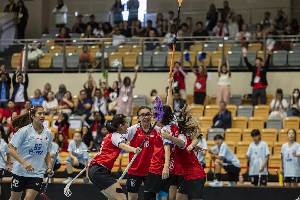 ST20250322_202526800611/MTFLOOR22/BRIAN TEO/MELVYN TEOH/JOGADORES DO EQUIPE DE CINGAPURA MULHERIL FLOOBLEBRATEMENTEMENTEMENTEMENTE DE COMEMANDO APÓS RECEITAR SEU SEGUNDO GOTO DA THAILAND Durante as finais do BRION.