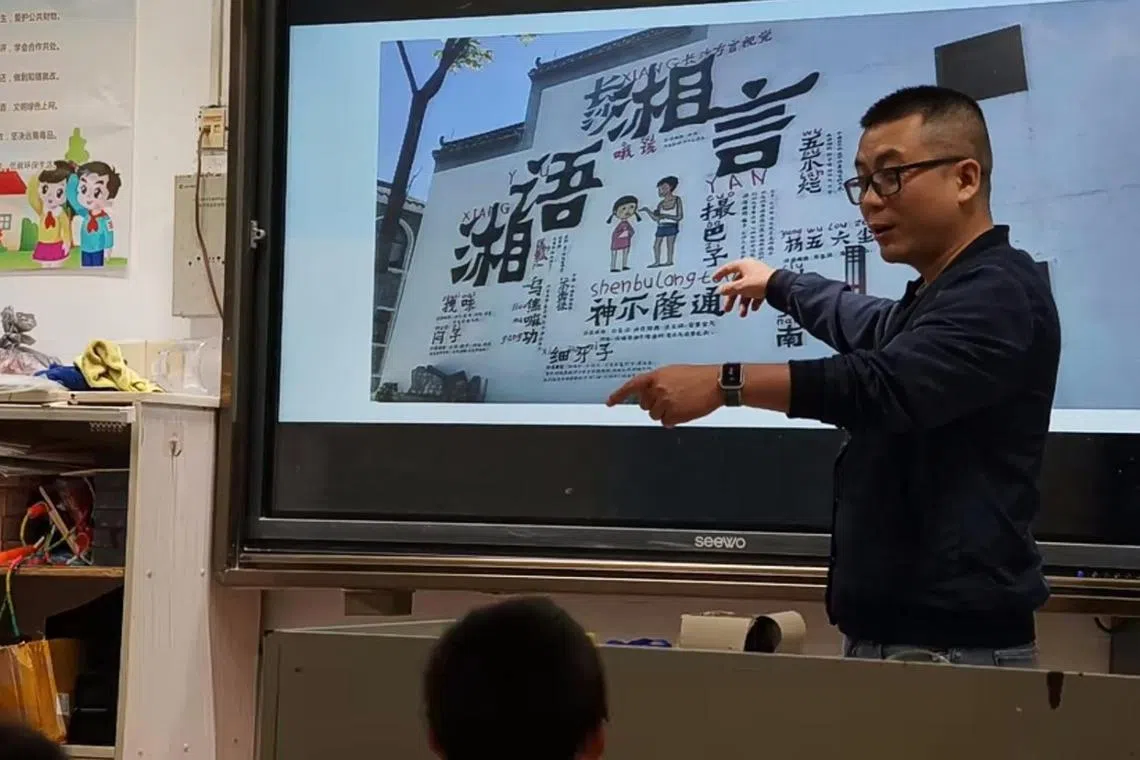 jydialect - Screenshot. Mr Zhou Sheng, a dialect enthusiast, teaching the Changsha dialect to students at the Affiliated Primary School of Hunan Normal University.

Credit: Mr Zhou Sheng's Weixin video channel (Changsha Story Matong Ge)