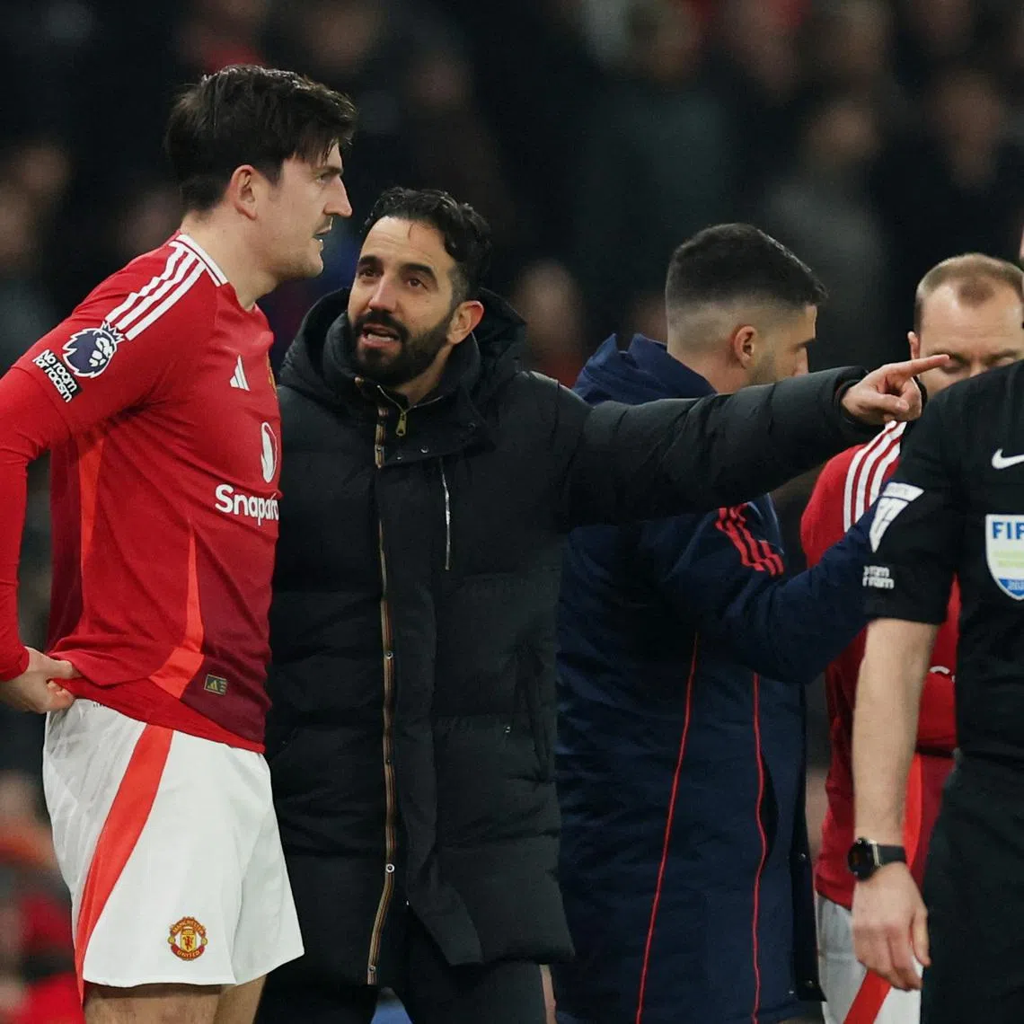 Soccer Football - Premier League - Manchester United v Southampton - Old Trafford, Manchester, Britain - January 16, 2025 Manchester United manager Ruben Amorim speaks to Harry Maguire before he comes on as a substitute REUTERS/Phil Noble