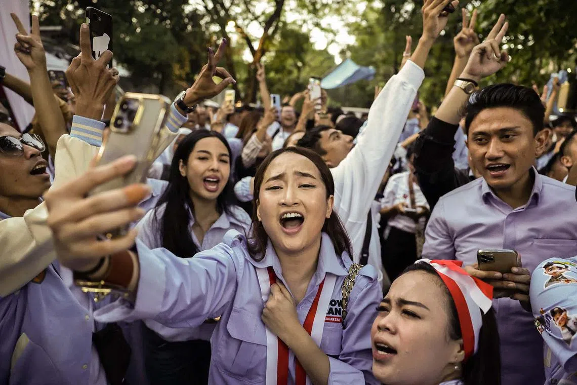 TOPSHOT - Supporters gather outside the home of presidential candidate Prabowo Subianto after voting ended and polls closed in Indonesia’s presidential and legislative elections in Jakarta on February 14, 2024. Voting drew to a close February 14 after Indonesia held one of the world's biggest one-day elections, with Defence Minister Prabowo Subianto the favourite to emerge as president of the Muslim-majority nation. (Photo by Yasuyoshi CHIBA / AFP)