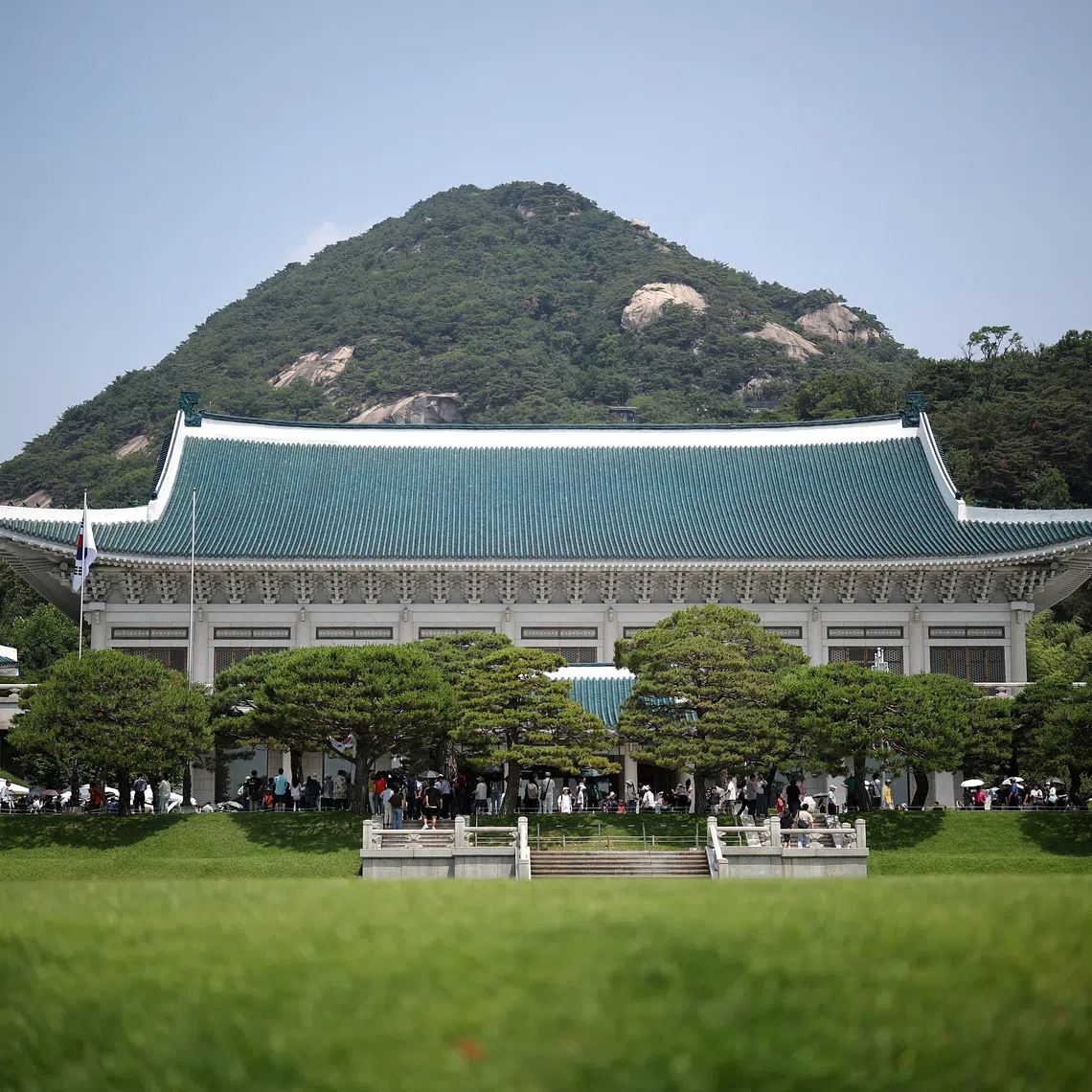 FILE PHOTO: People wait in a line to get into the Blue House’s main building in Seoul, South Korea, June 18, 2025. REUTERS/Kim Hong-Ji/File Photo