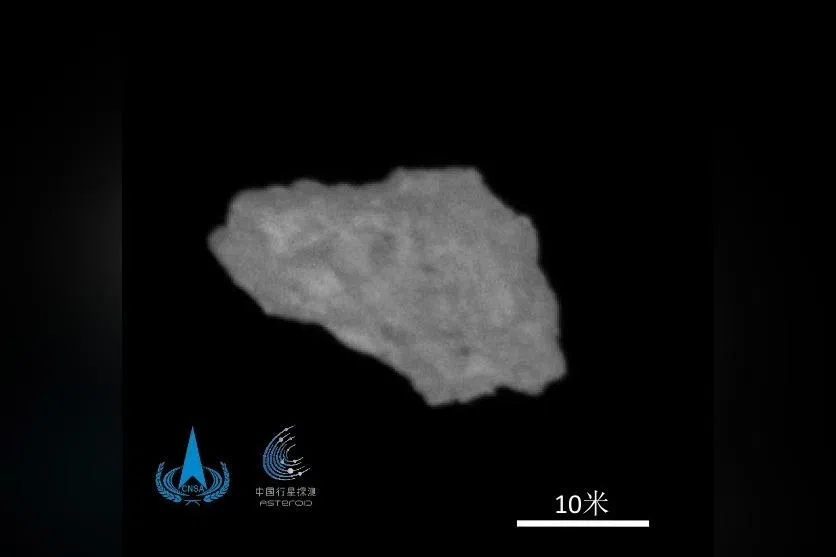 The Chinese space agency CNSA published a photo of the asteroid, a rugged and grey rocky mass named “2016 HO3“ that contrasts sharply with the black background of space.