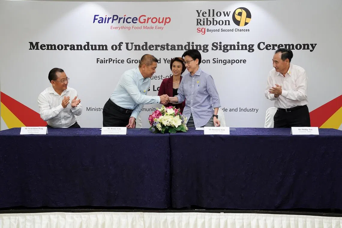 mcribbon27 - From left Deputy Chairman of FairPrice Group and Chairman of FairPrice Foundation, Mr Seah Kian Peng, CEO of Food Services Business, FairPrice Group, Mr Henry Chu, Minister of State for Culture, Community and Youth & Trade and Industry, Ms Low Yen Ling, Acting CEO of Yellow Ribbon Singapore, Ms Rosanna Yam, Chairman of Yellow Ribbon Singapore, Mr Phillip Tan Eng Seong.