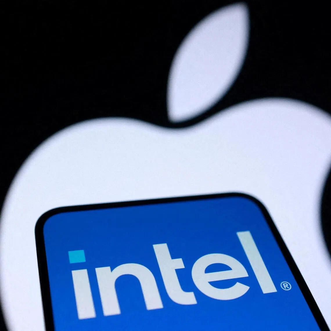 Apple has held exploratory discussions about using Intel and Samsung Electronics to produce the main processors for its devices in the US.